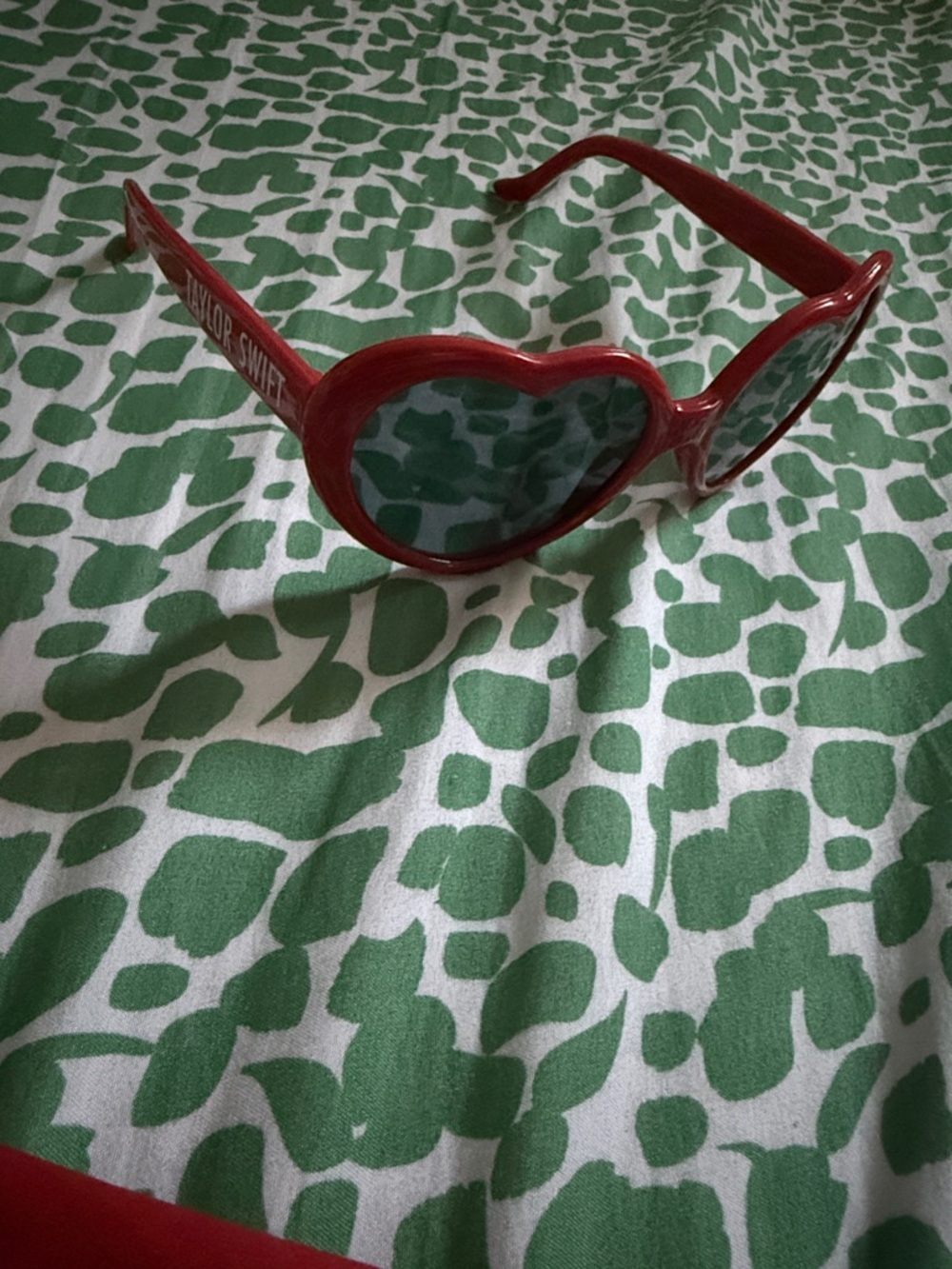 NEVER WORN Taylor Swift Red (Taylor’s Version) heart sunglasses - Picture 3 of 4
